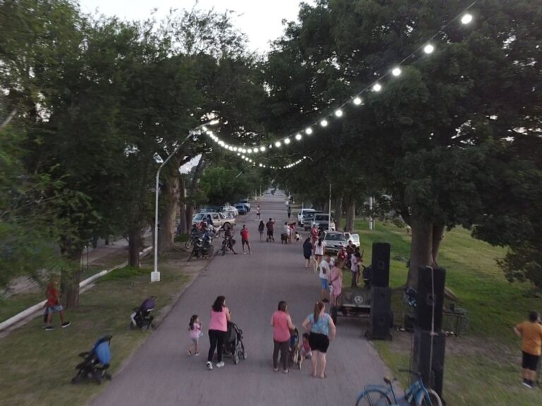 Intendenta y vecinos se movilizan para salvar una localidad de Santa Fe