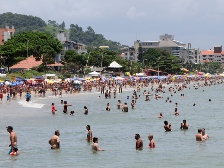 Playas de Brasil a Evitar por Contaminación Este Verano 2026