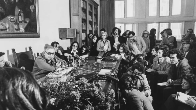 Sartre en rueda de prensa