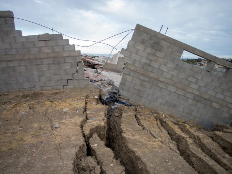 Evacúan barrio en riesgo de nuevos deslizamientos