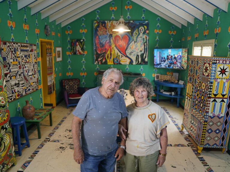 Más de 50 años juntos: Una pareja transforma su hogar en arte y lo comparte con la comunidad