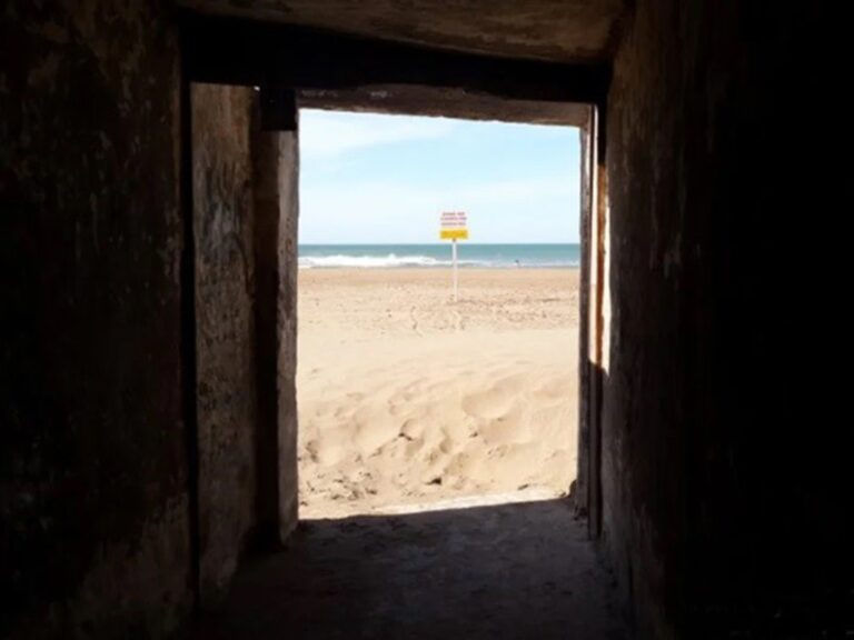 Descubre la playa oculta de la Costa Atlántica: acceso a través de un túnel bajo los médanos