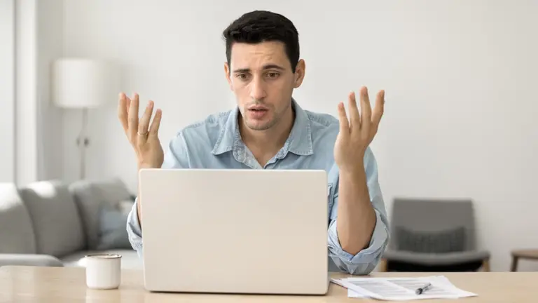 ¡Cuidado si viajás! El peligroso engaño que simula un 'error de Windows' para vaciar tus cuentas mientras reservás tus vacaciones