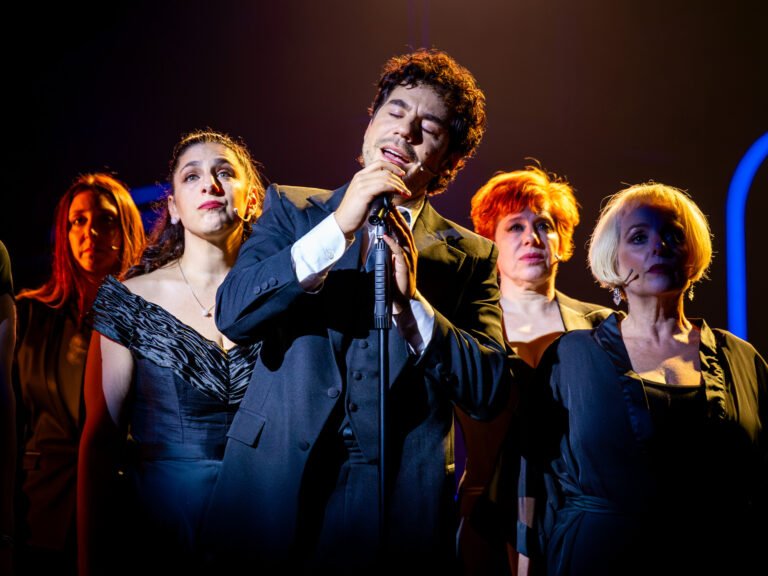 Fer Dente hace su debut en Company y da inicio a la temporada de musicales