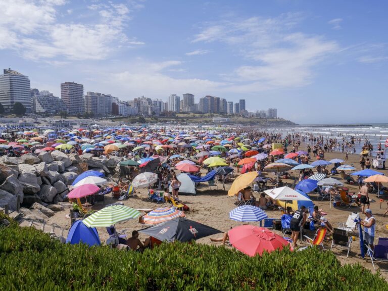 Mar del Plata despide enero con calor y playas llenas