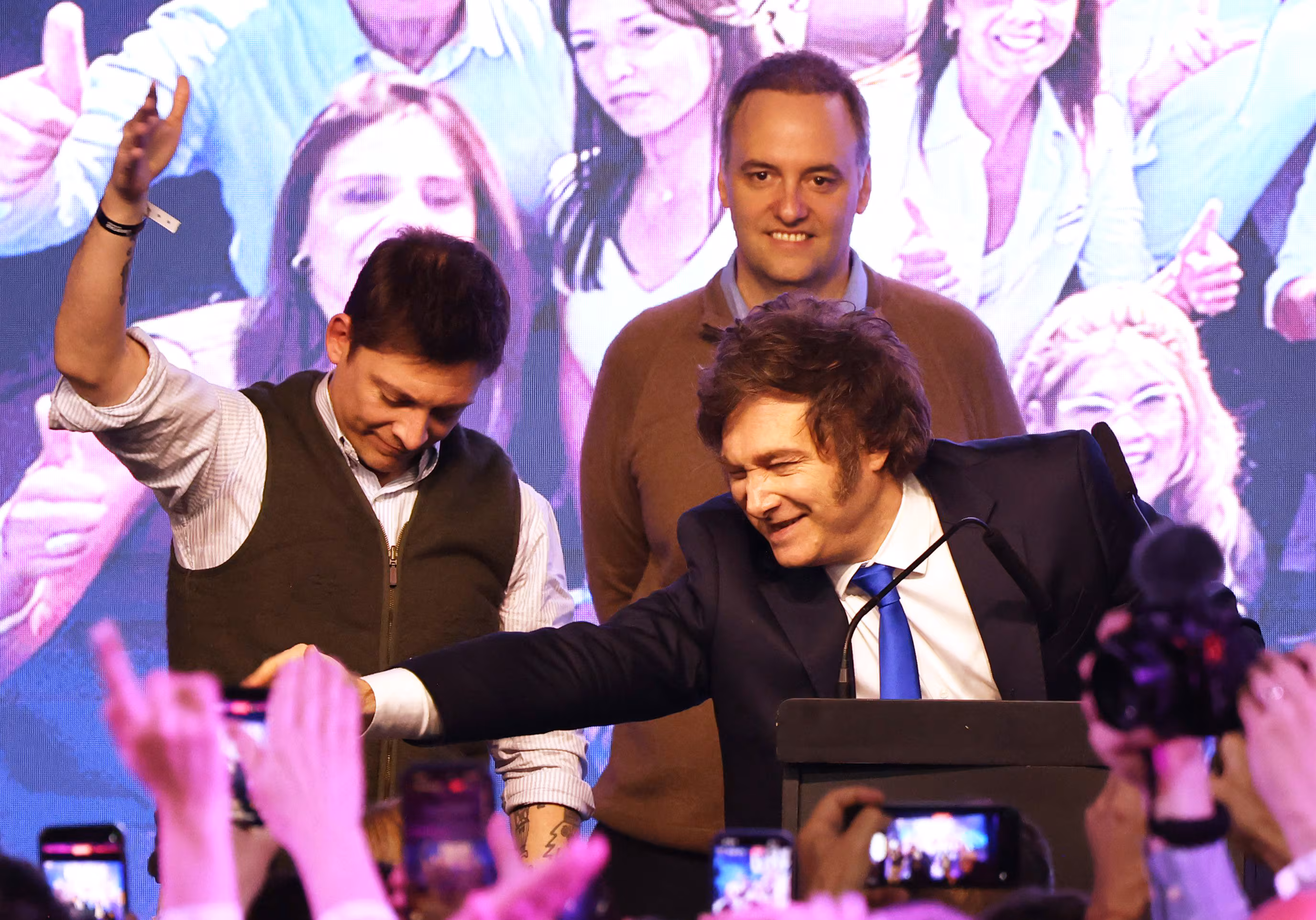 El presidente Javier Milei, Santiago Caputo y Adorni