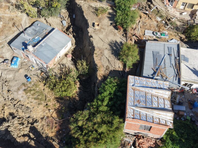 Mi Casa, Dividida por la Mitad