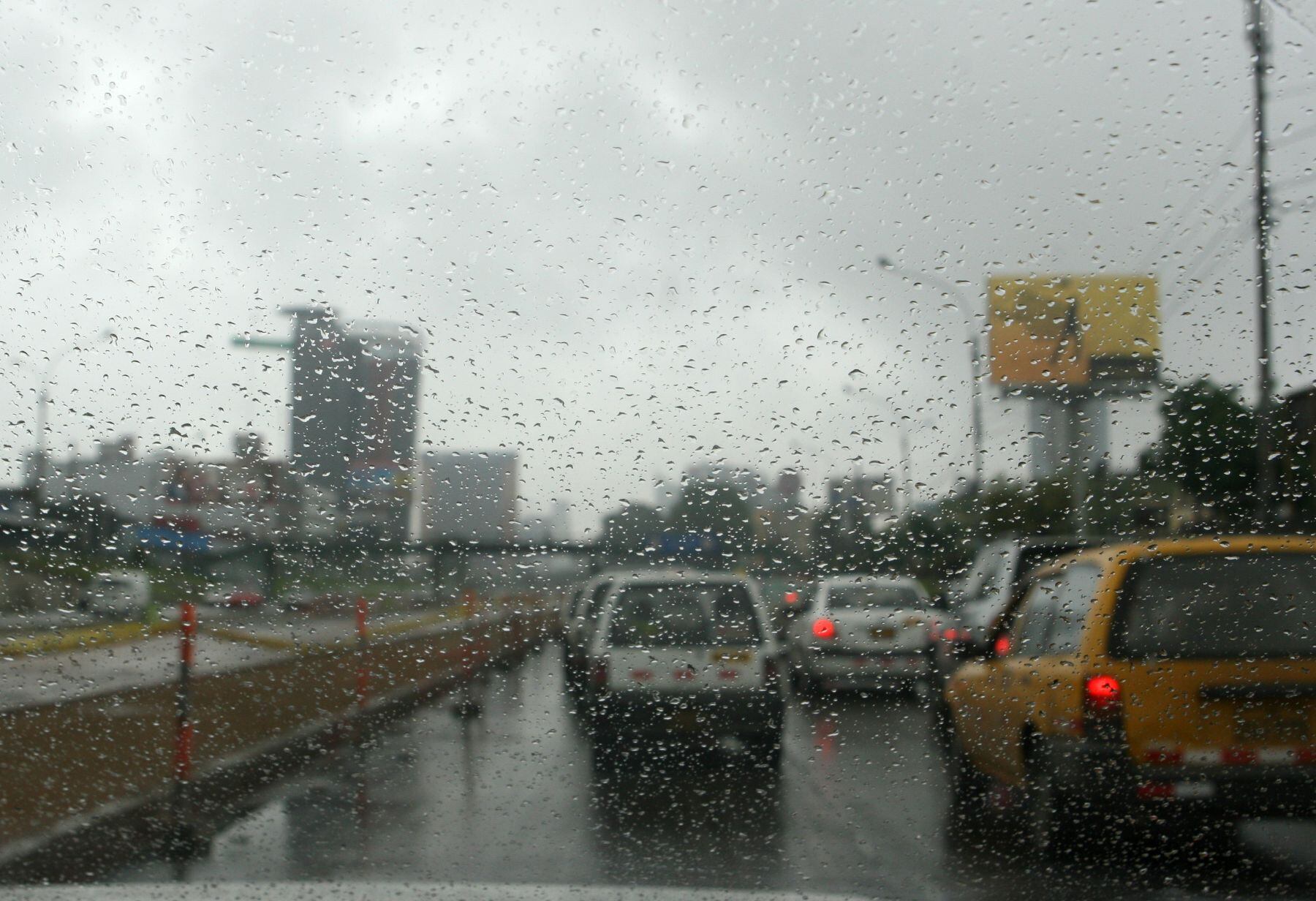 Una calle inundada en Lima
