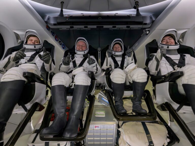 Los Cuatro Astronautas Hacen Historia al Llegar a Tierra