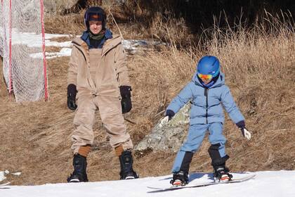 Pierre Casiraghi y su hijo Stefano disfrutan de la nieve con sus tablas