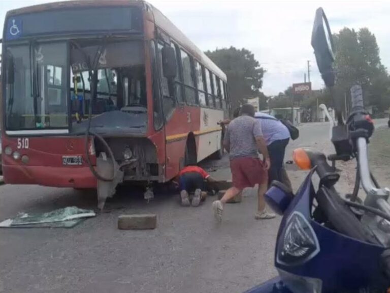 Tragedia en moto: pareja y su bebé de 3 meses fallecen en choque con colectivo