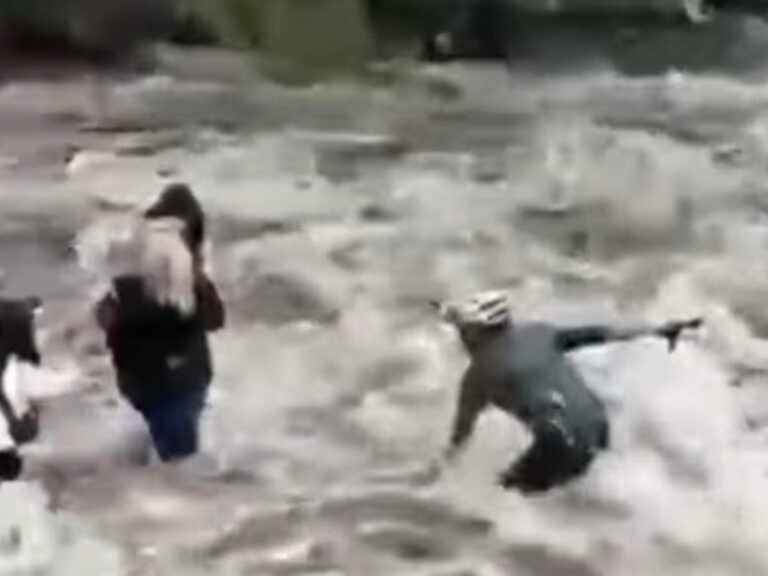 Un ministro de San Luis se lanza al arroyo para rescatar a dos turistas atrapadas