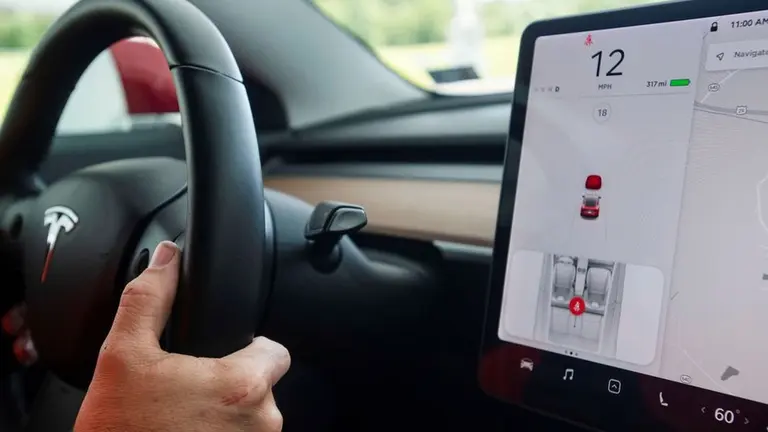 Polémica decisión de Tesla sobre suscripción a la conducción autónoma