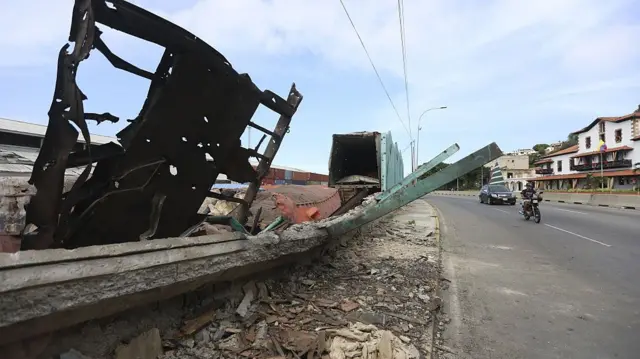 Vista del muro destrozado del puerto de La Guaira.
