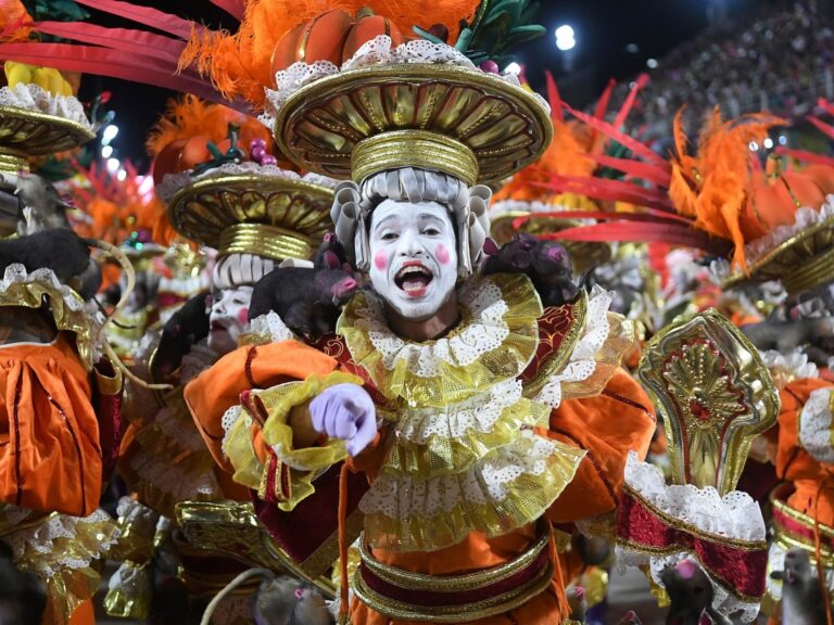 Descubre Carnaval Experience: El único tour que te lleva al corazón de una escuela de samba en Río de Janeiro.