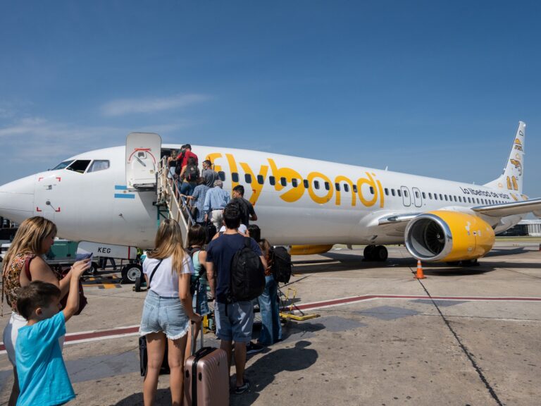 Pasajeros furiosos ante el retraso de su vuelo