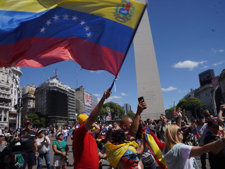 Venezolanos alzan su voz de esperanza en el Obelisco