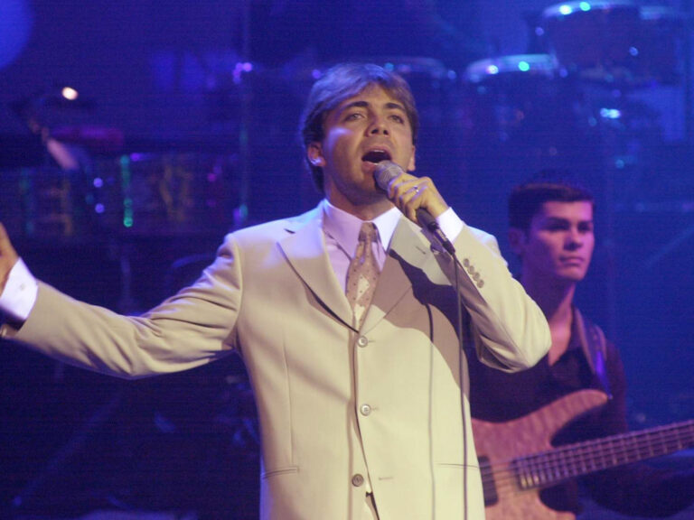Celebramos 25 años de ‘Azul’ de Cristian Castro: Un clásico que repite el color 59 veces