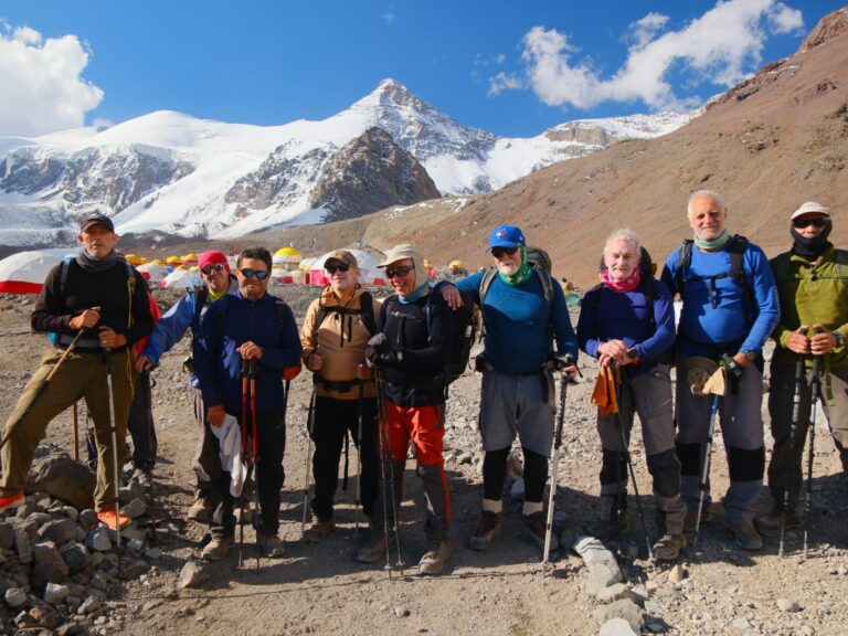 Veteranos británicos y argentinos escalan juntos el Aconcagua