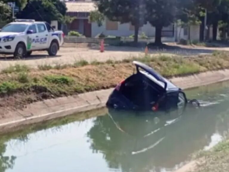 Tragedia en Río Negro: bebé fallece tras quedar atrapado en auto sumergido en canal