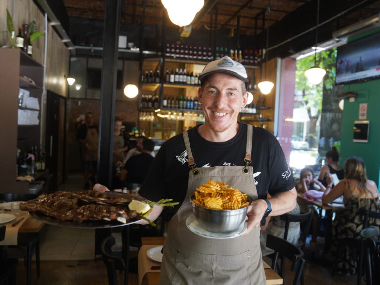 Villa Urquiza da la bienvenida a una nueva parrilla de la famosa cadena de pastas