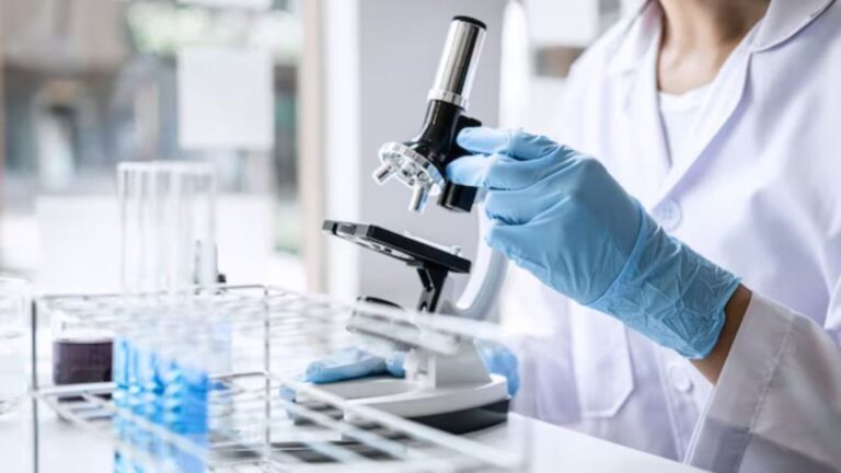 ANMAT cierra dos laboratorios y prohíbe la venta de medicamentos de otro