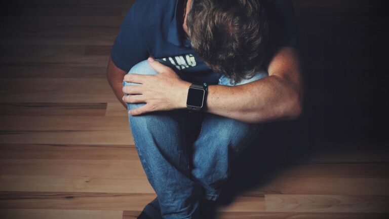 Córdoba: Aumento del suicidio en jóvenes y hombres, la lucha por pedir ayuda