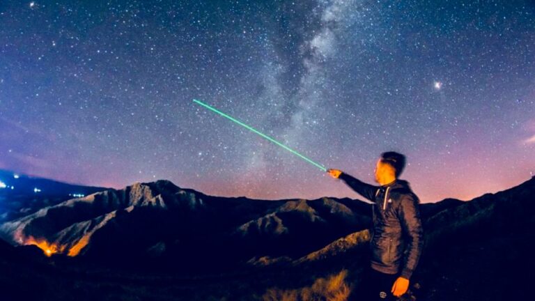 Descubre el Astroturismo: Noches de Caminatas y Relatos Celestiales en La Cumbre y Agua de Oro