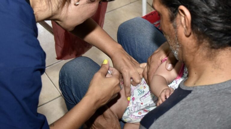 Salud insta a vacunar tras el aumento de casos de coqueluche en niños