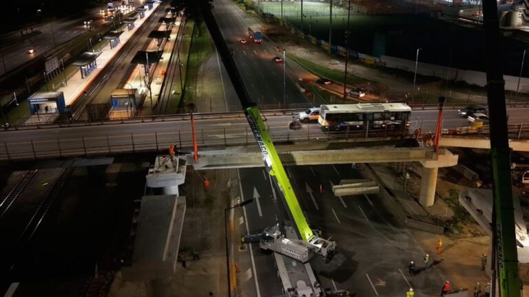 Instalan siete vigas de 45 toneladas en el puente Labruna: cortes nocturnos en Cantilo