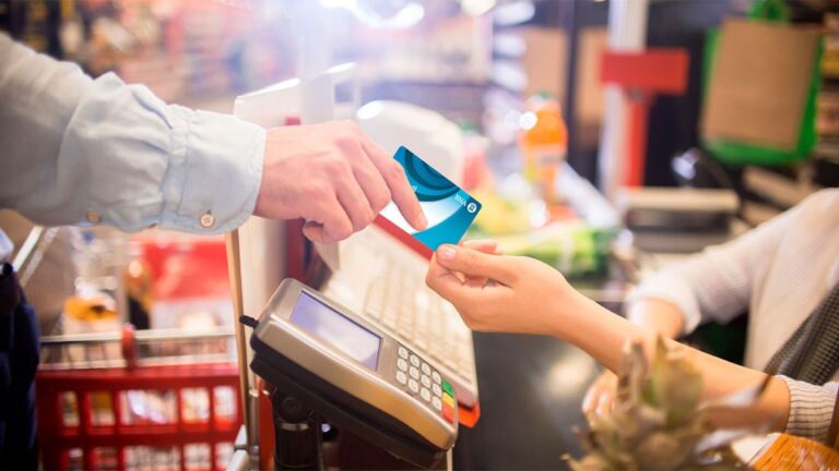 Las ventas minoristas cayeron un 5,2% en diciembre, pero el acumulado de 2025 muestra un balance positivo