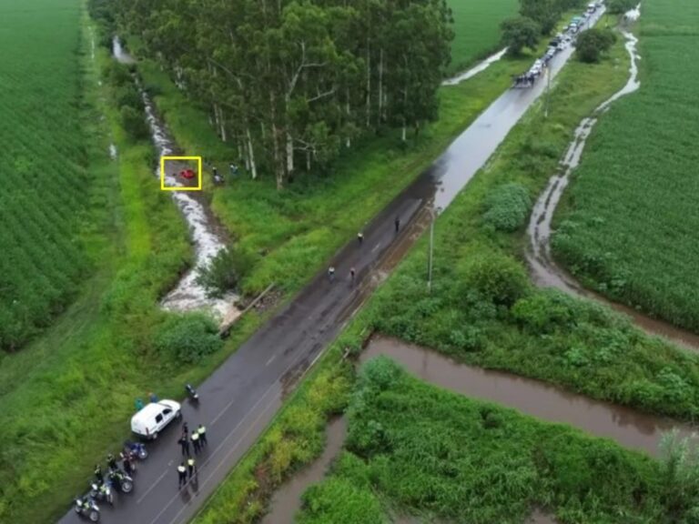 Tres adolescentes mueren tras caer su auto en un canal