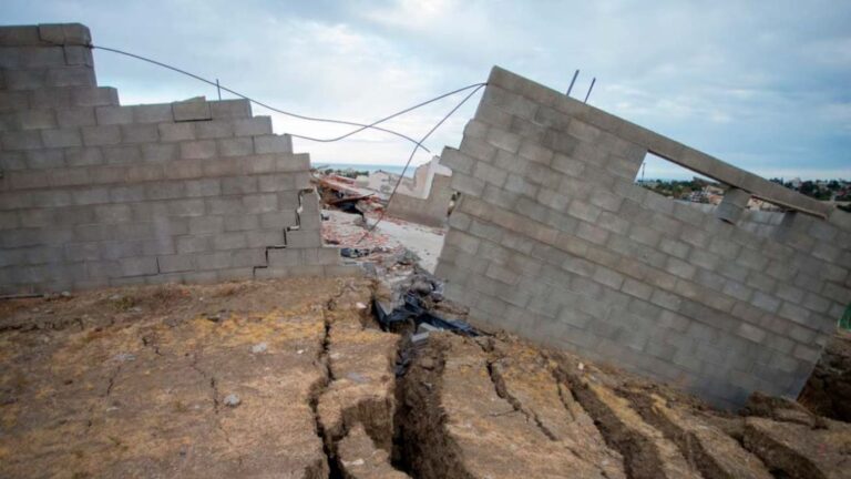 Deslizamiento en cerro Hermitte obliga a evacuar a más de 90 familias en Comodoro Rivadavia