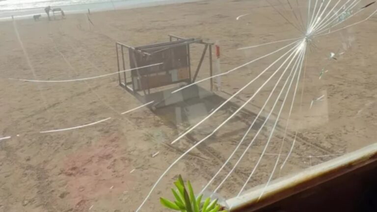 Vandalismo nocturno en Punta Mogotes: destruyen casillas de guardavidas