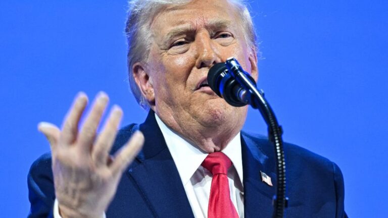 Trump destaca sus políticas económicas como modelo para Europa en Davos.