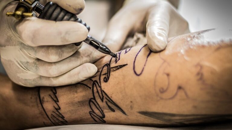 El 60% de los argentinos tiene tatuajes, pero el trabajo aún genera prejuicios