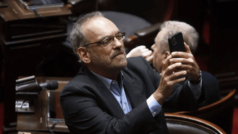Fernando Iglesias, nuevo embajador, responde a periodista que lo llamó ‘profe de vóley’