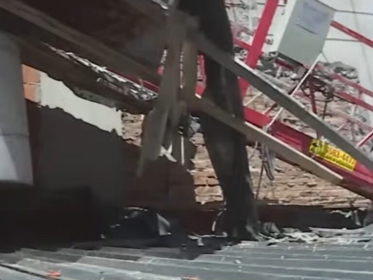 Bajó un balancín de una obra y destrozó el tanque de agua de una casa