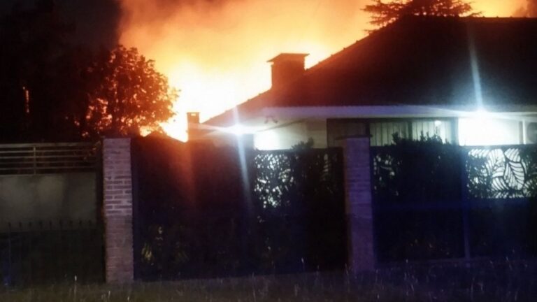 Incendio devasta fábrica y genera preocupación entre vecinos de Luis Guillón