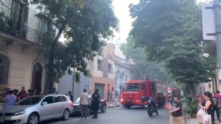 Incendio en Monserrat: 70 evacuados y tres heridos atendidos por el SAME