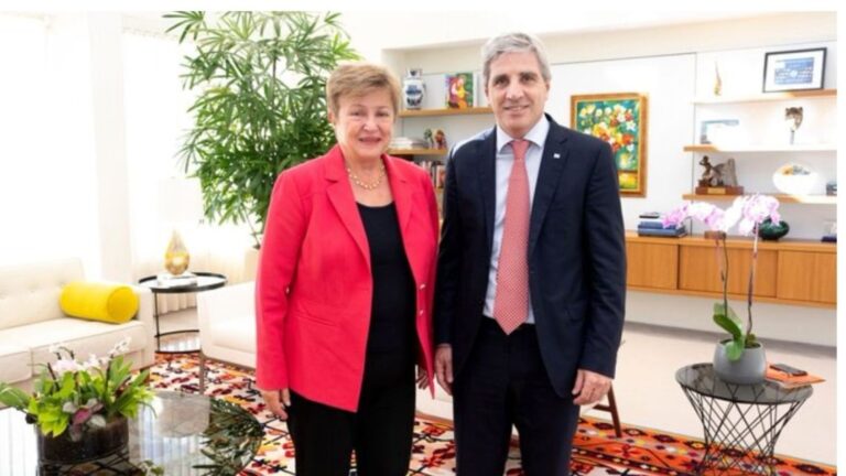Luis Caputo y Kristalina Georgieva se encuentran en Davos antes de la revisión del FMI