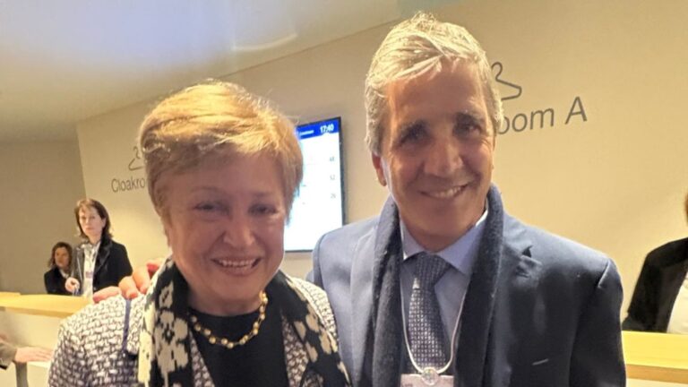 Caputo destaca el rol de Milei en Davos: «Impulsa las inversiones»