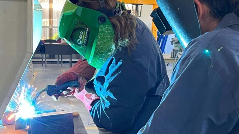 Crisis en la Metalurgia: Producción cae 7,1%, empleo en descenso y capacidad instalada al 44% en diciembre