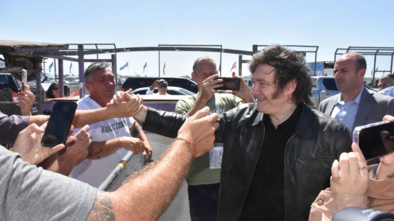 Milei aterriza en Jesús María para conectar con las masas