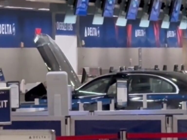 Auto se incrusta en mostrador y su conductor es detenido en el hall
