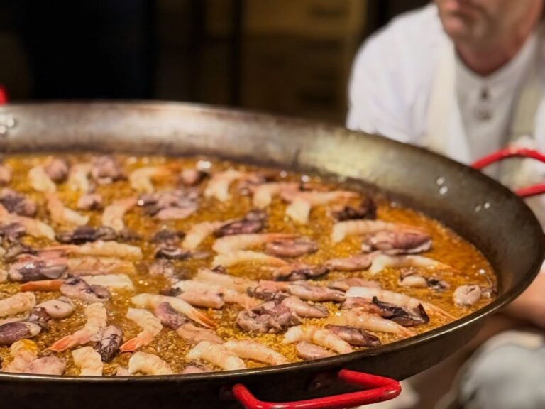 Delicias a 40 Minutos de Mar del Plata: Arroces y Langostinos con Sabor Español