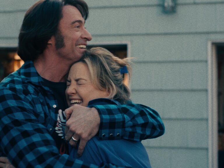 Hugh Jackman Brilla como Showman y Kate Hudson Deslumbra en Sung Song Blue