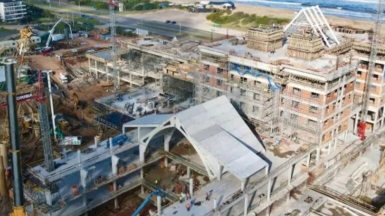 Trabajadores denuncian encierro en obra; la empresa rechaza las acusaciones