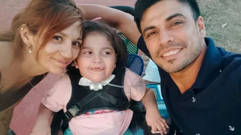 Padre sin empleo: ‘Si no consigo trabajo, mi hija electrodependiente no sobrevivirá’