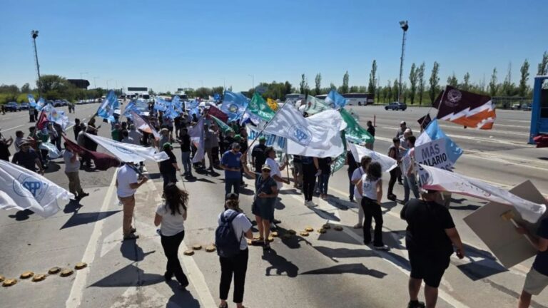 Protesta Sorprende y Colapsa Accesos a Carlos Paz: Demoras de Hasta 20 Minutos